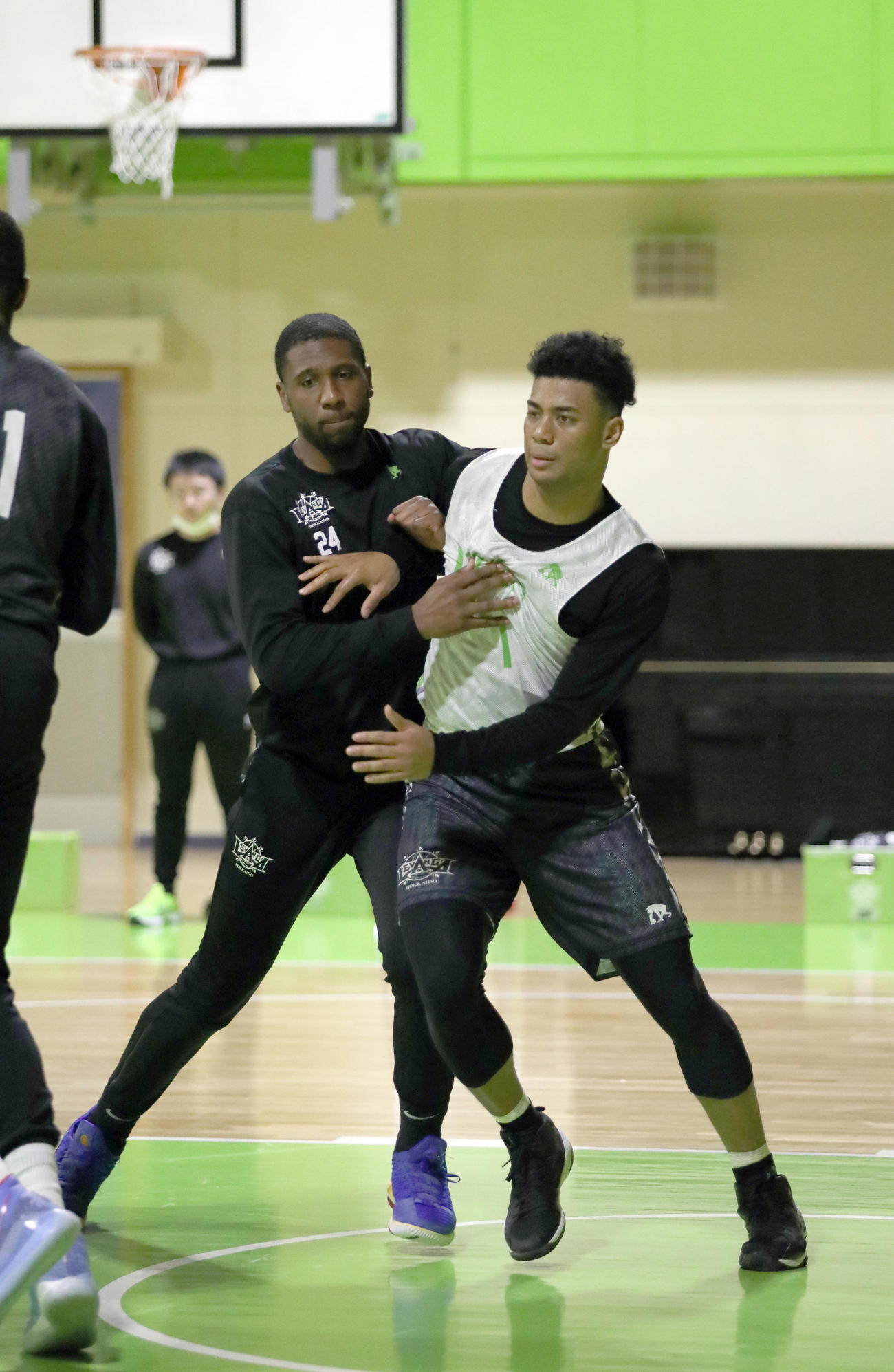 競り合うレバンガ北海道ナナー（右）とブルックス（撮影・佐藤翔太）