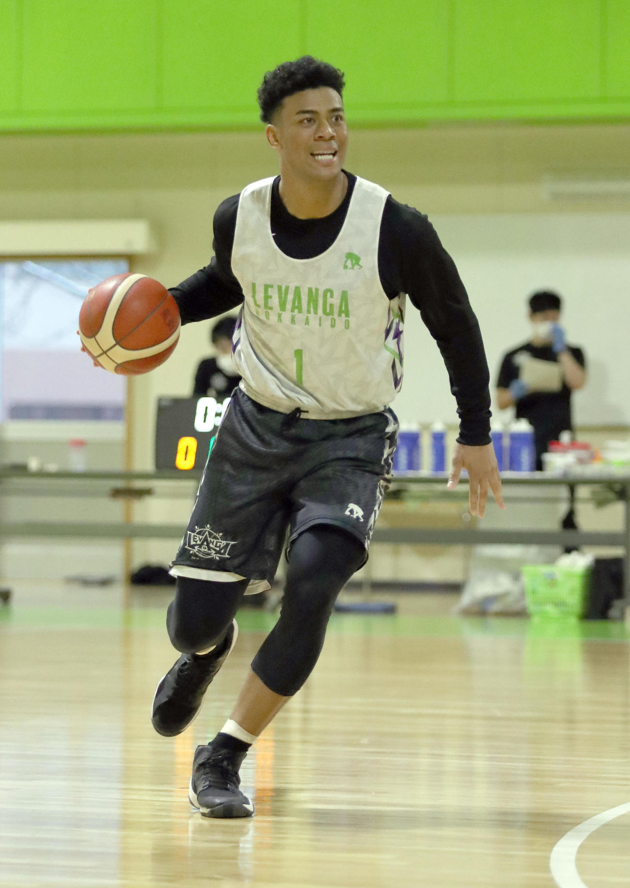 軽快なドリブルを見せるレバンガ北海道ナナ－（撮影・佐藤翔太）