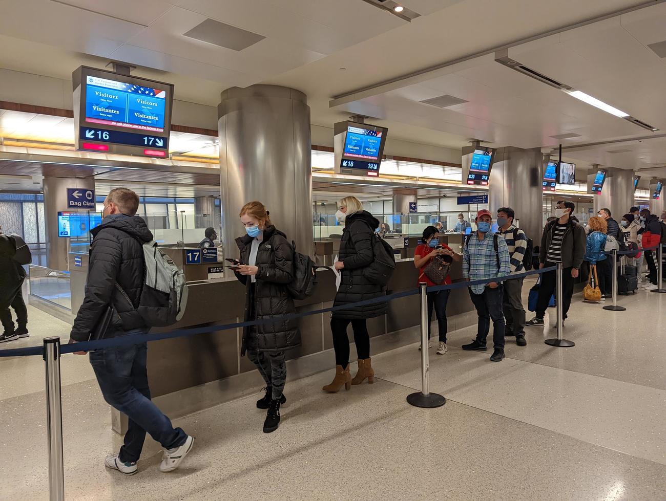 ロサンゼルス国際空港の入国審査に並ぶ旅客たち（撮影・三須一紀）