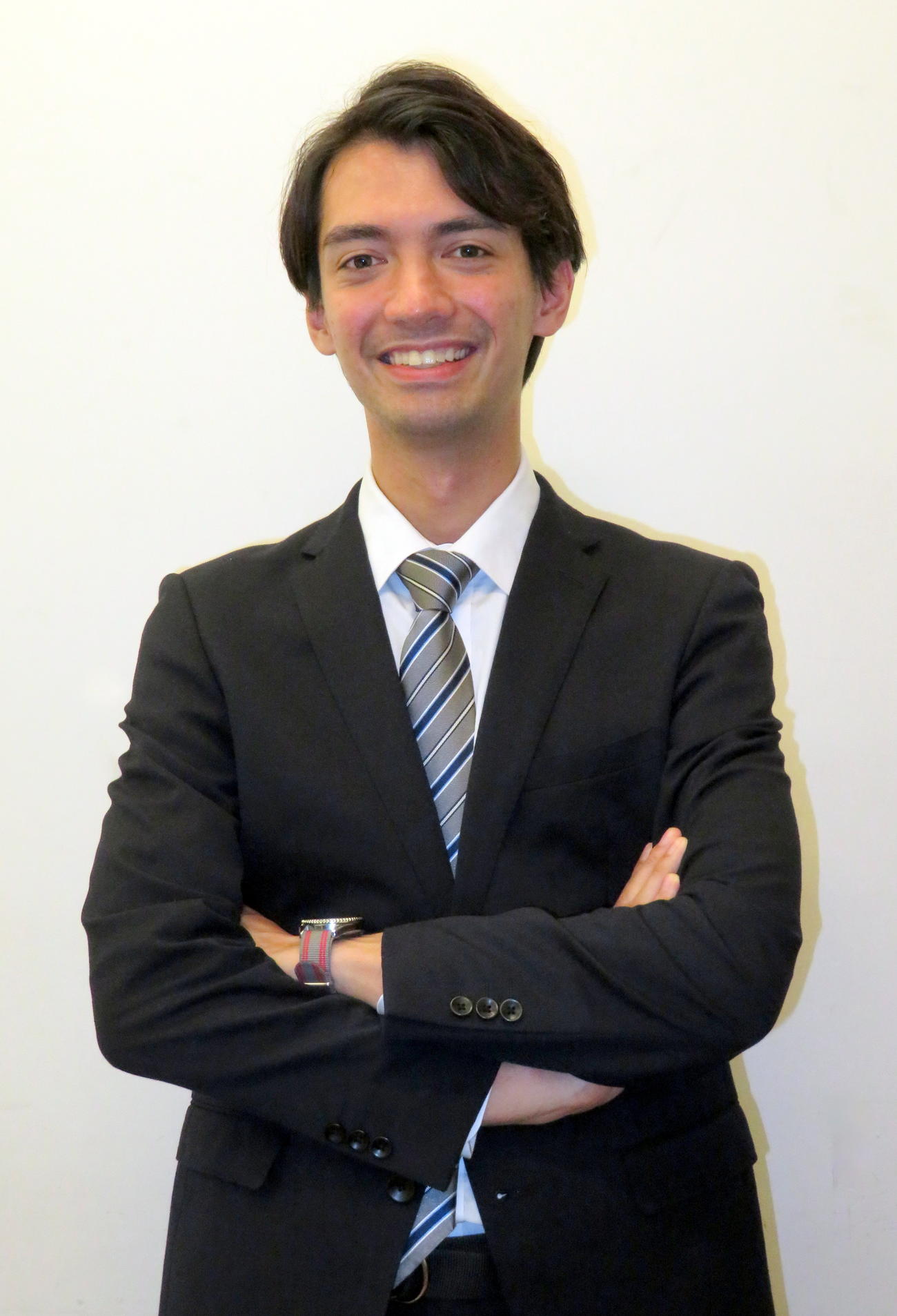 スーツ姿を披露する日野龍樹