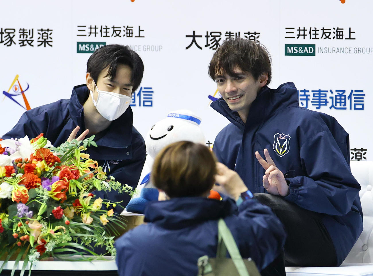 冬季国体2021　成年男子フリーの演技を終え、キス・アンド・クライで山本草太（左）と写真に納まる日野龍樹＝2021年1月29日