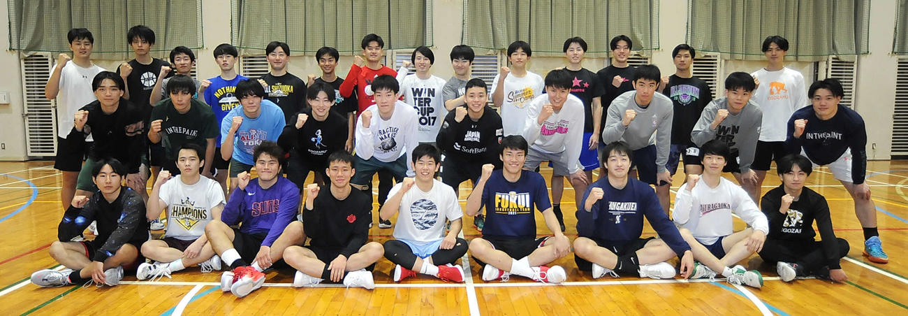 ガッツポーズで意気込む静岡産大の選手ら
