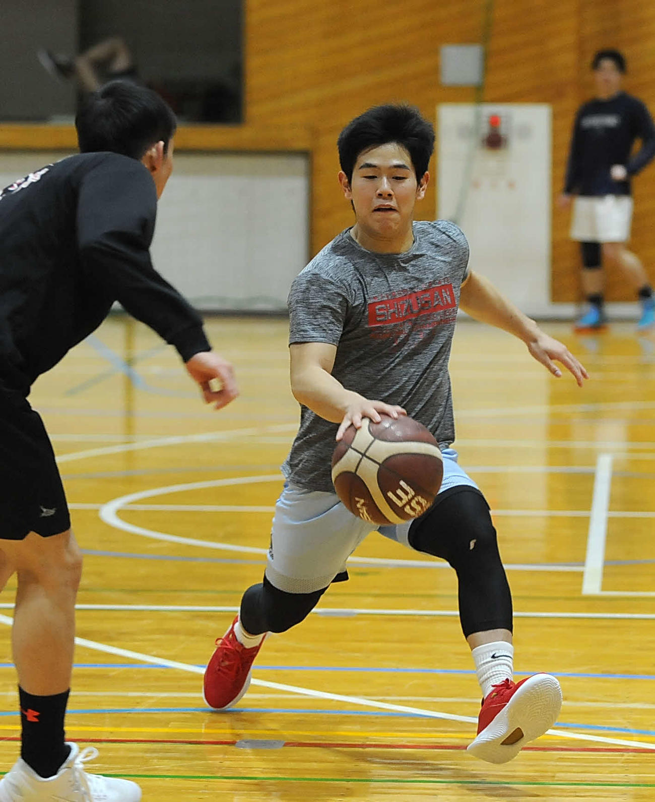 チーム練習でドリブルする静岡産大の石部主将