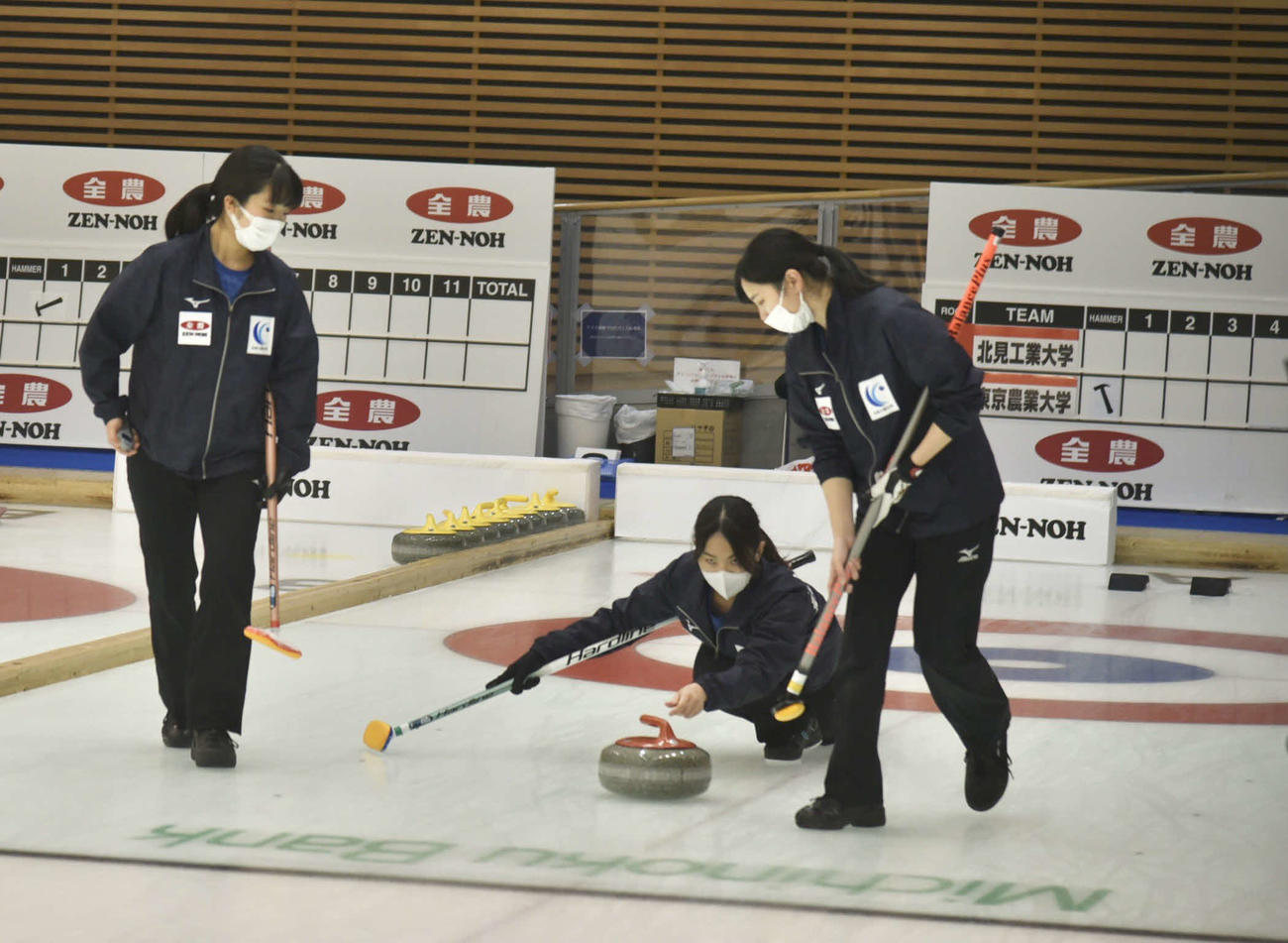 大学対抗カーリング選手権の様子