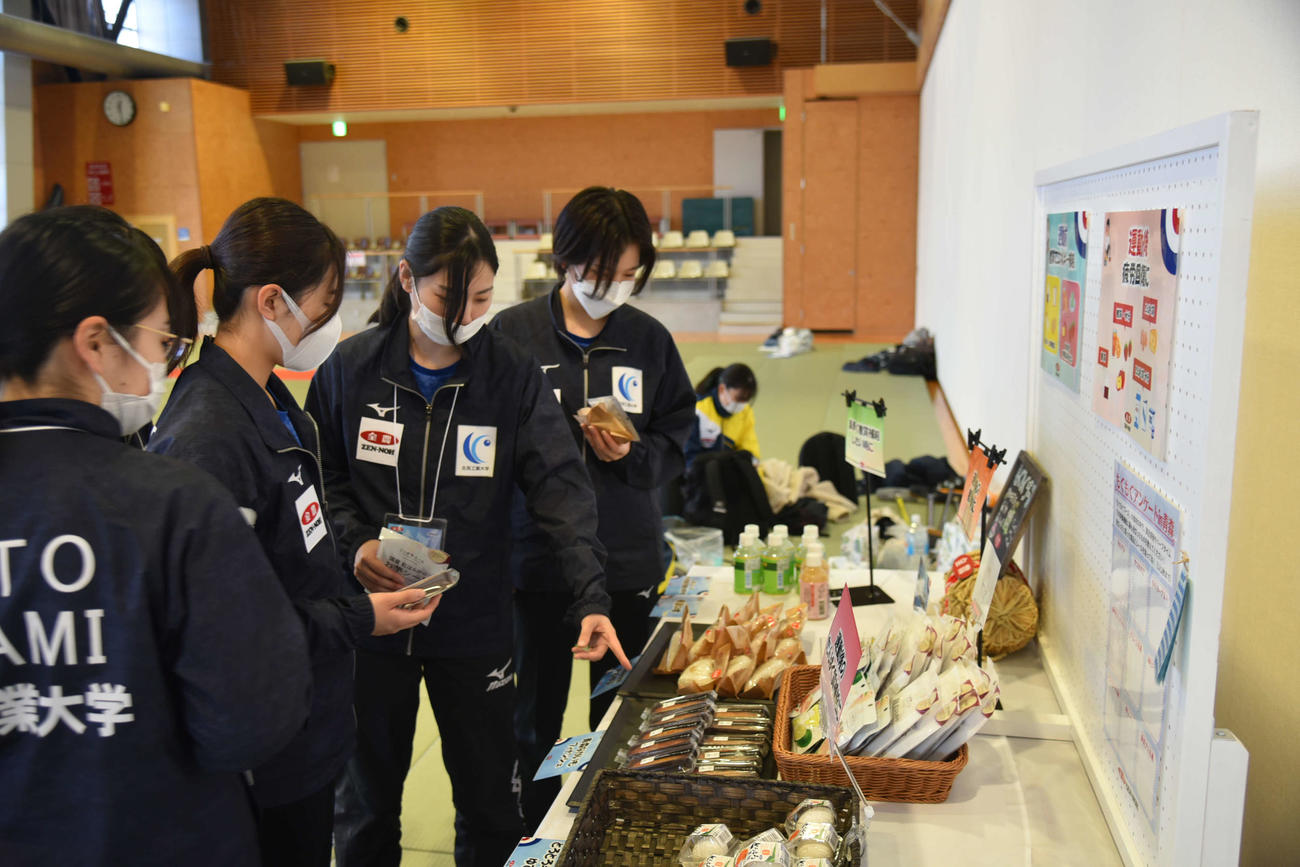 食材を選ぶ選手