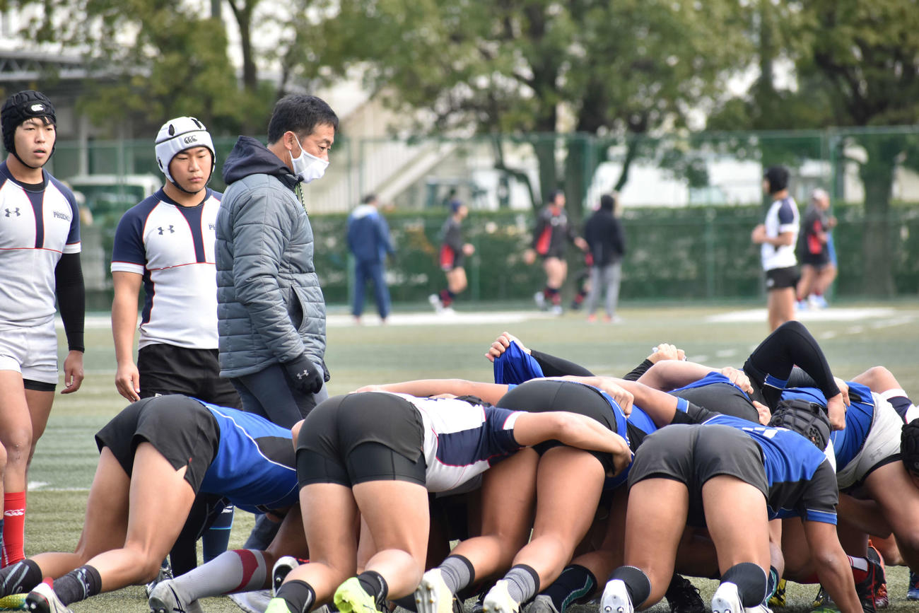 スクラム練習を見守る東福岡・藤田監督（撮影・只松憲）