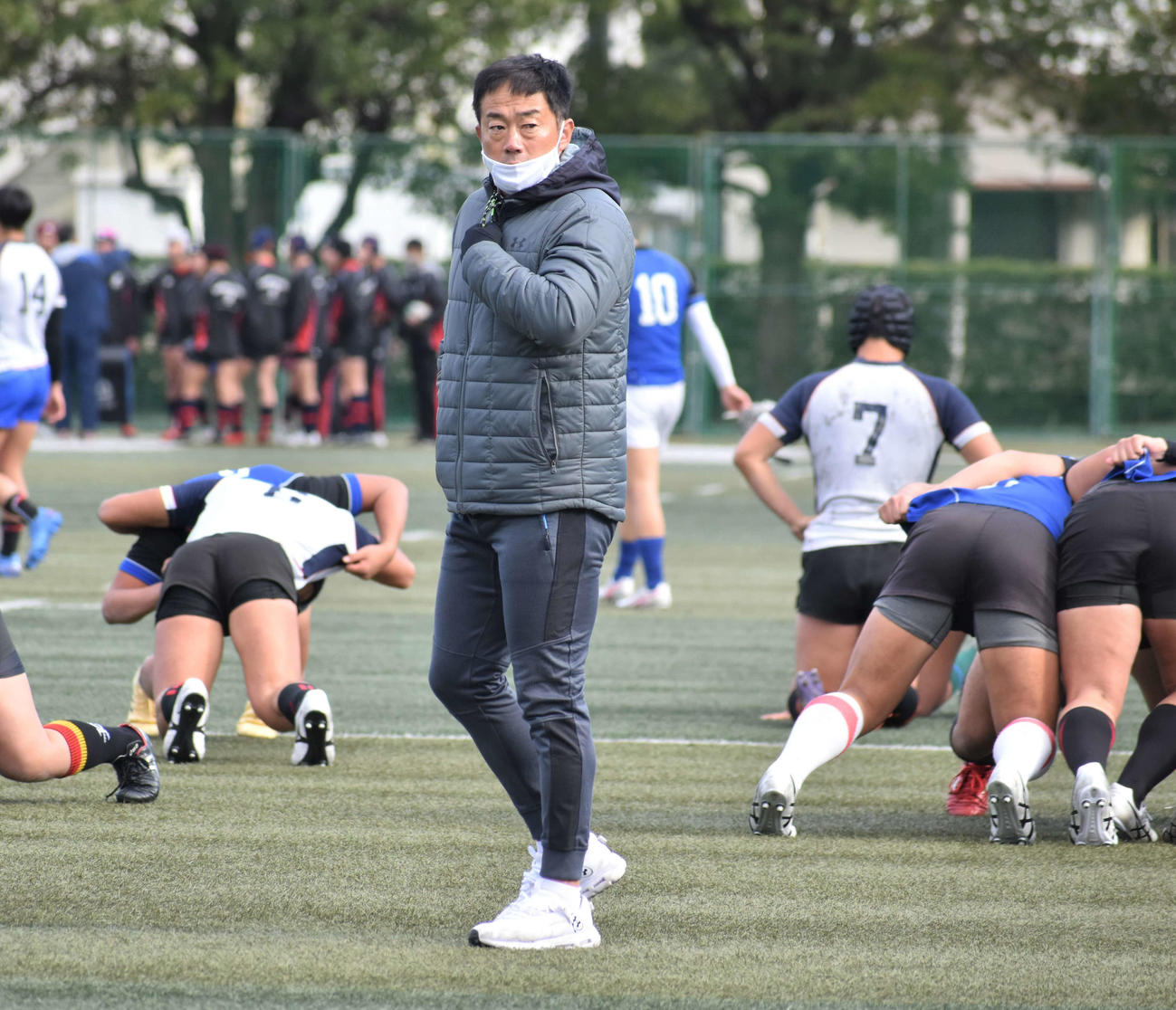 練習を見守る東福岡・藤田監督（撮影・只松憲）