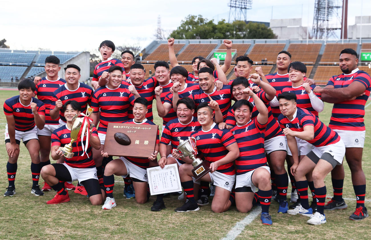 23年ぶりのリーグ優勝を果たし歓喜の表情を浮かべる京産大の選手たち（撮影・清水貴仁）
