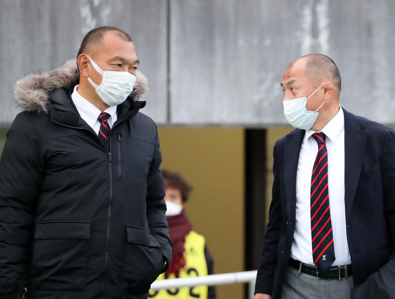 表彰式を前に話す京産大・元木GM（左）と広瀬監督（撮影・清水貴仁）