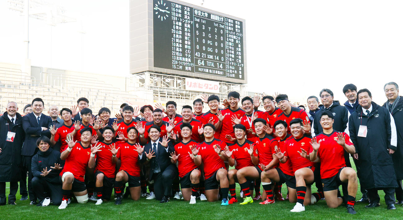 3年ぶり10度目の優勝を果たし10ポーズで喜ぶ帝京大の選手、スタッフ。後列右から４人目は岩出監督（撮影・野上伸悟）