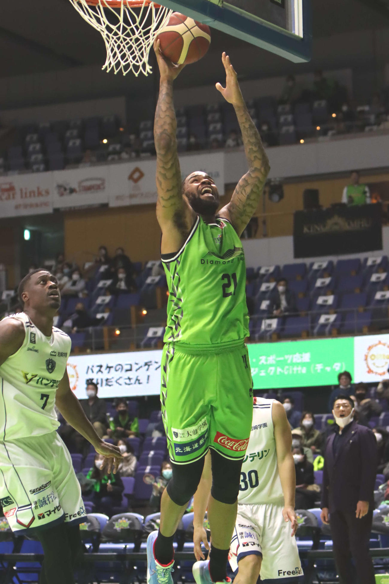 レバンガ北海道対横浜BC　第4Q、逆転シュートを決めるレバンガ北海道ロング（撮影・奥村晶治）