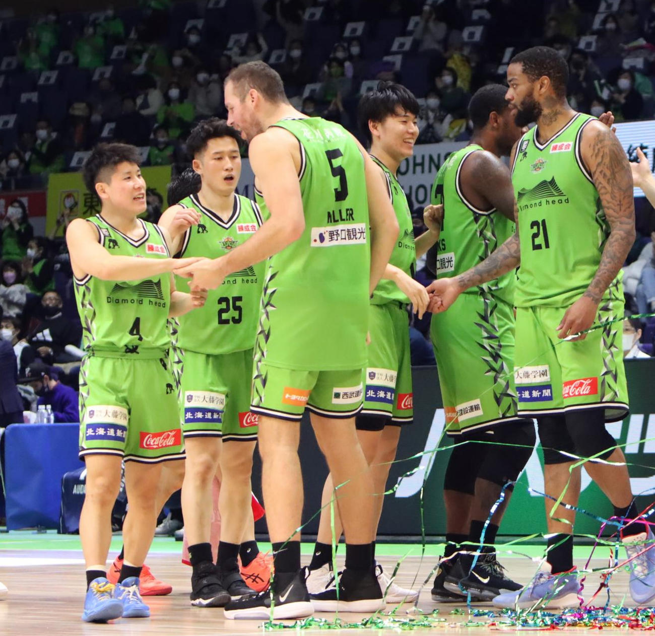 レバンガ北海道対千葉　大接戦を制し喜ぶレバンガ北海道の選手（撮影・奥村晶治）