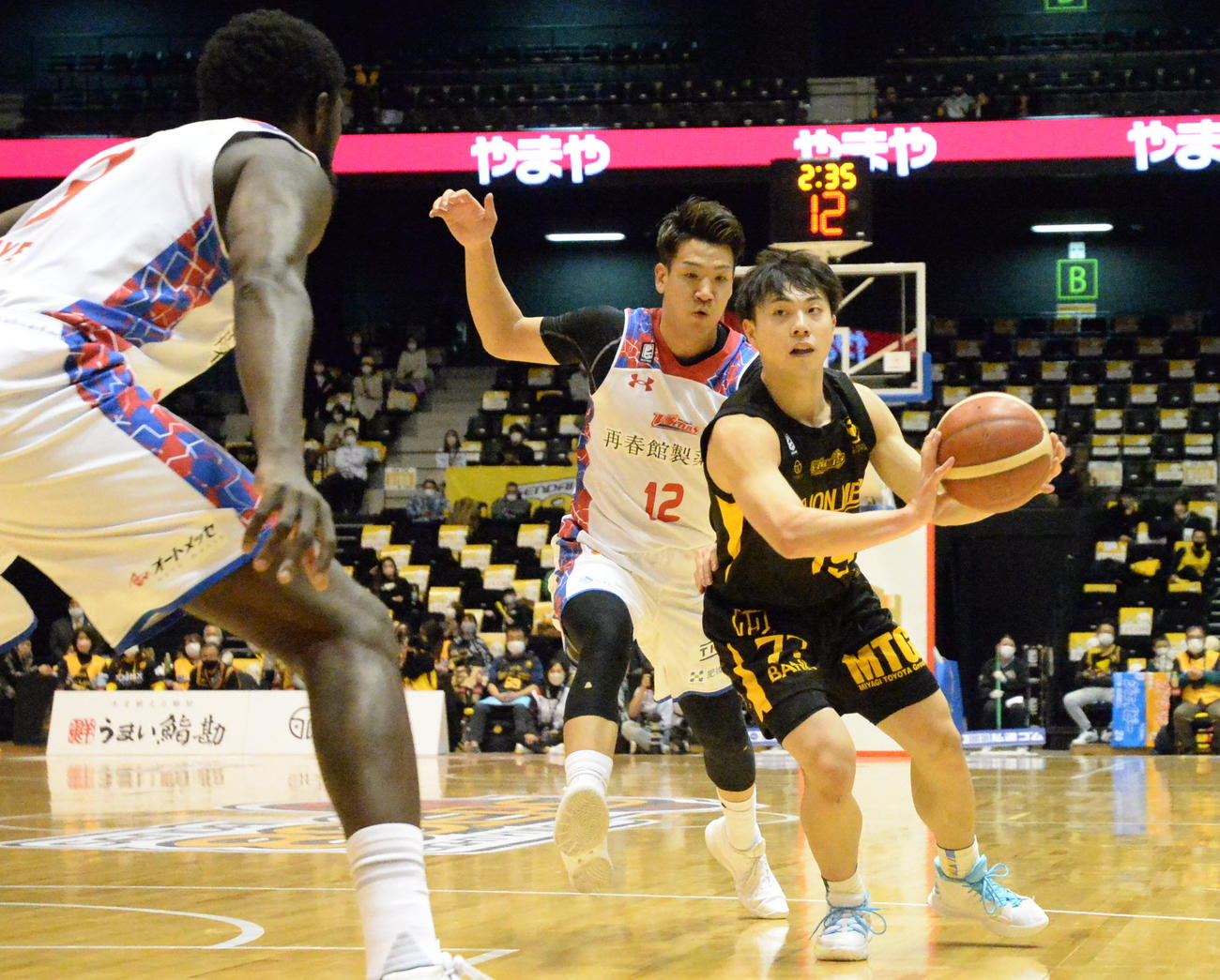 第1Q、パスを出す仙台渡辺（右）