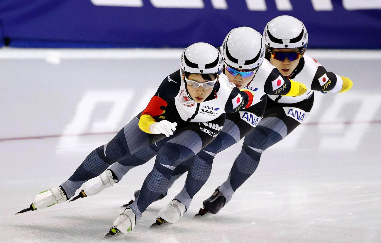 8位の日本。（左から）高木菜那、佐藤綾乃、高木美帆＝ソルトレークシティー（USAトゥデー・ロイター＝共同）
