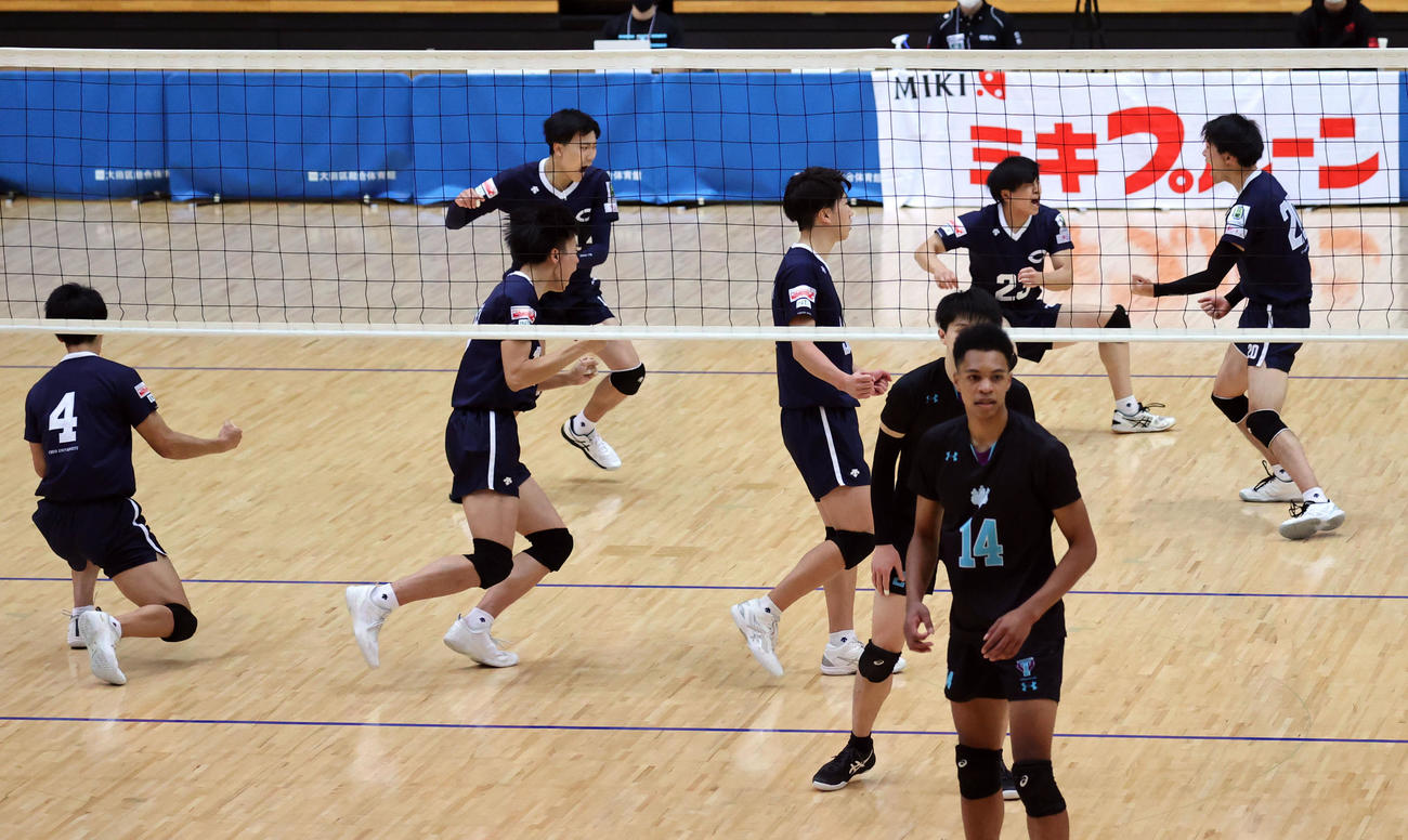 全日本大学バレーボール選手権3位決定戦　3位を決めた瞬間、大喜びする中大の選手たち（撮影・浅見桂子）