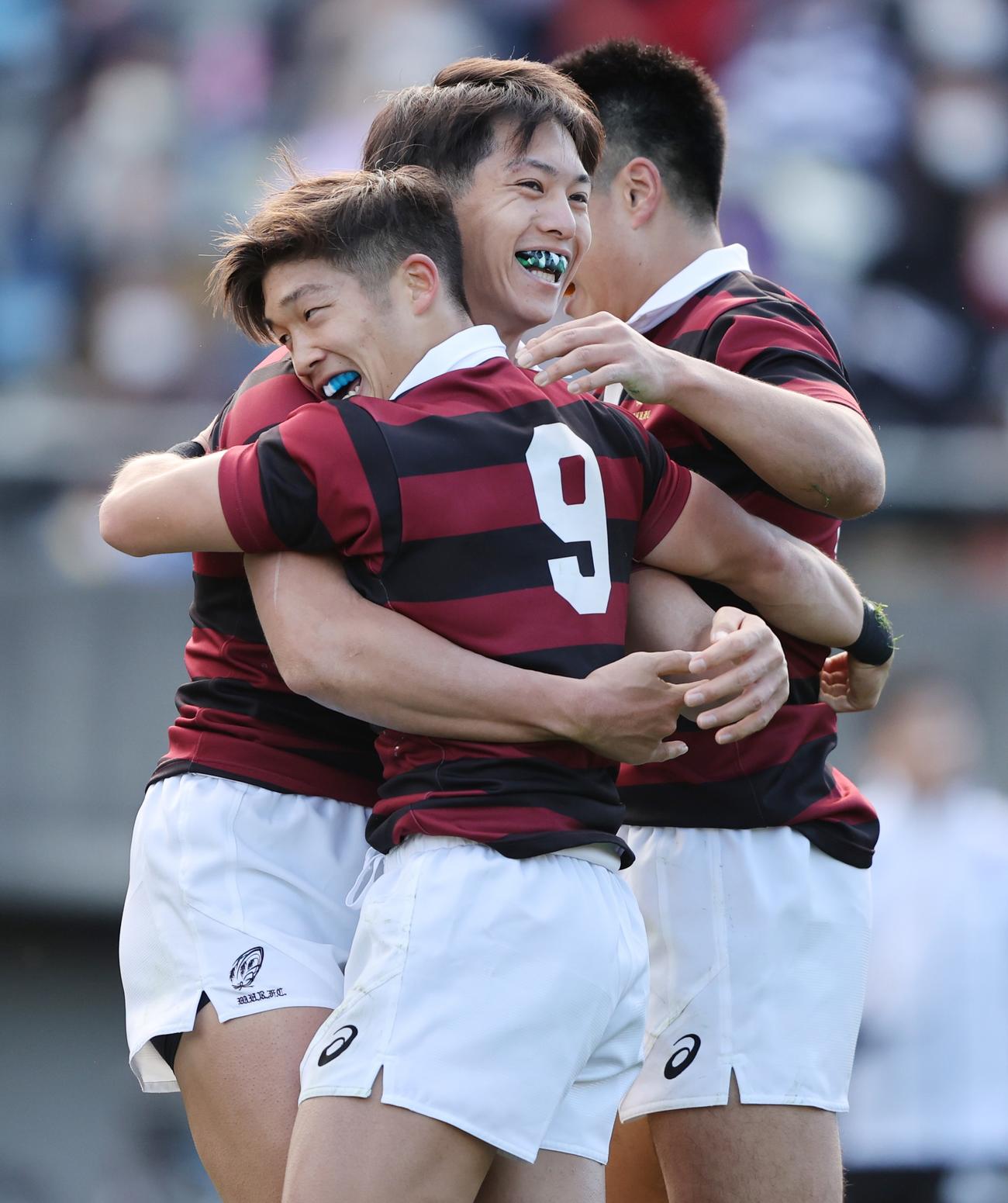 明大対早大　前半、トライを決め喜ぶ早大ＳＨ宮尾（手前）ら（撮影・野上伸悟）
