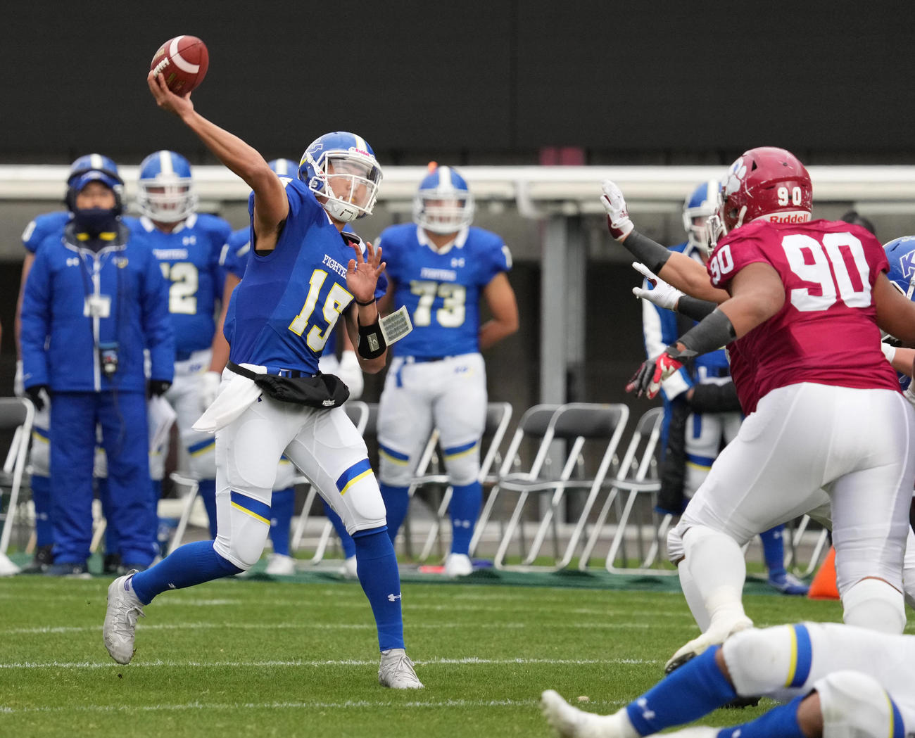 関学大対立命大　第1Q、パスを出す関学大QB鎌田（撮影・清水貴仁）
