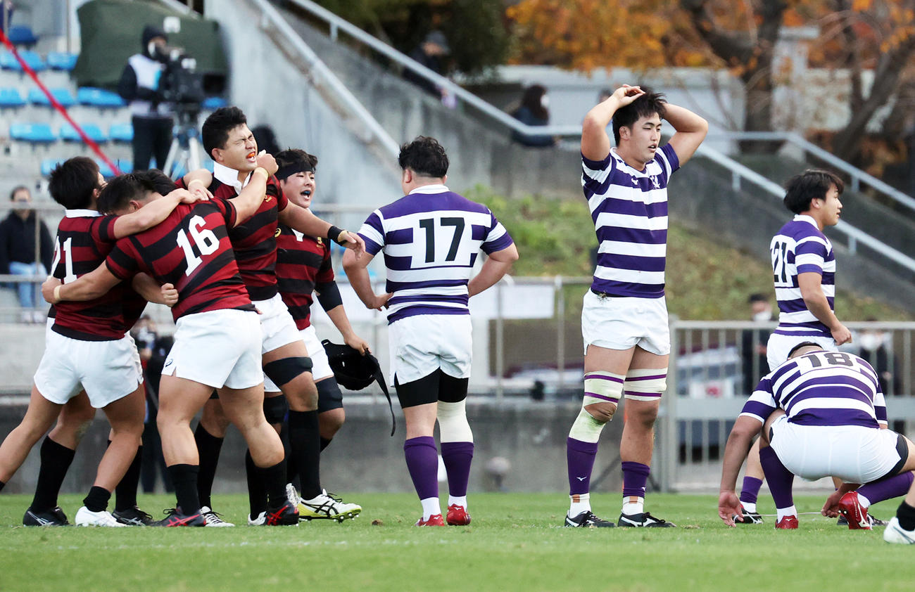 勝利を喜ぶ早大の選手たち（左）とがっくりする明大の選手たち（撮影・野上伸悟）