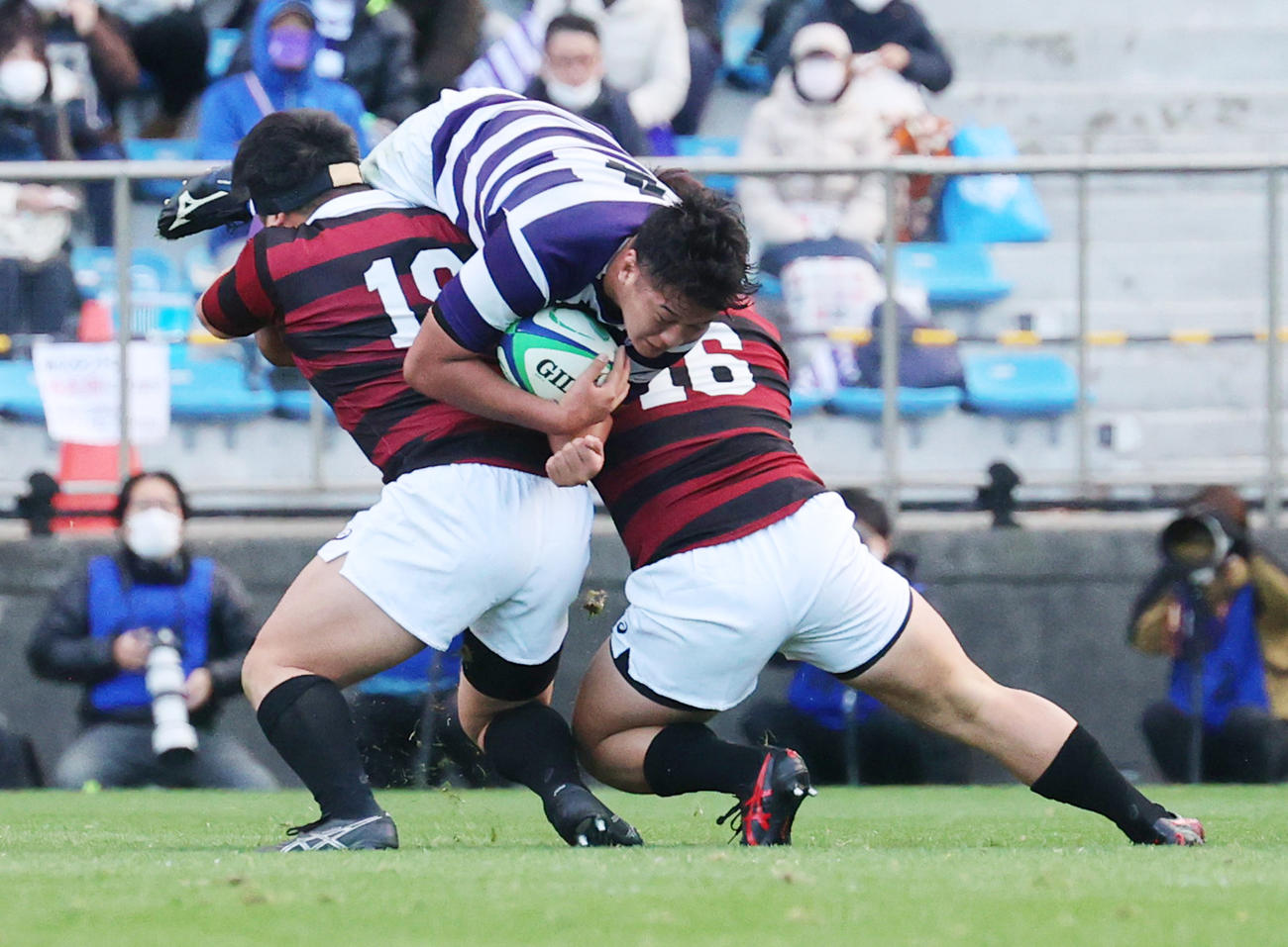 早大プロップ木村（左）、フッカー川崎の強烈なダブルタックルで突進を止められる明大ロック山本嶺（撮影・野上伸悟）