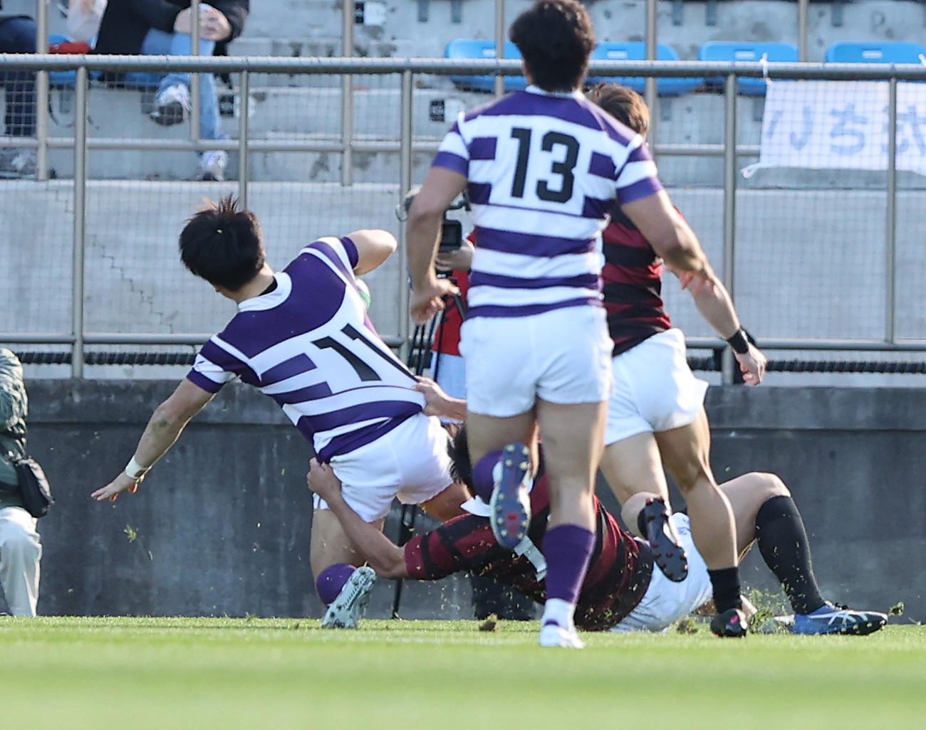 明大対早大　前半、先制トライを決める明大WTB石田（撮影・野上伸悟）