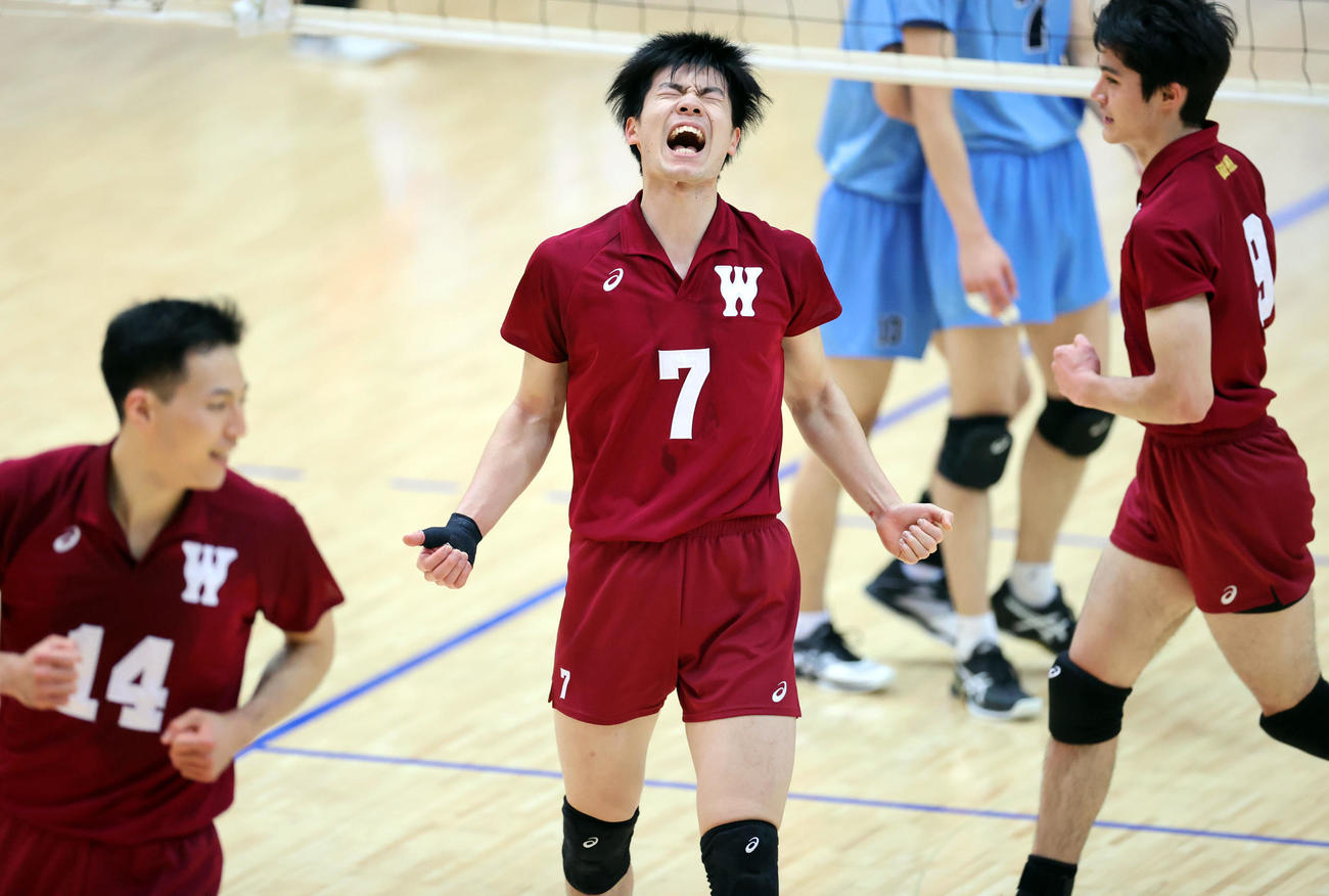 早大対順大　第4セット、ポイントを奪い雄たけびを上げる早大・大塚（中央）（撮影・浅見桂子）
