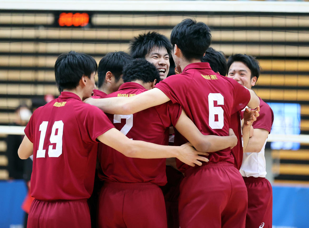 早大対順大　5連覇を決め、抱き合う早大・大塚（中央）ら選手たち（撮影・浅見桂子）