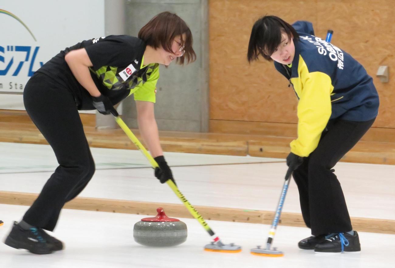 ストーンを巧みにコントロールする帯広畜産大の選手たち（撮影・峯岸佑樹）