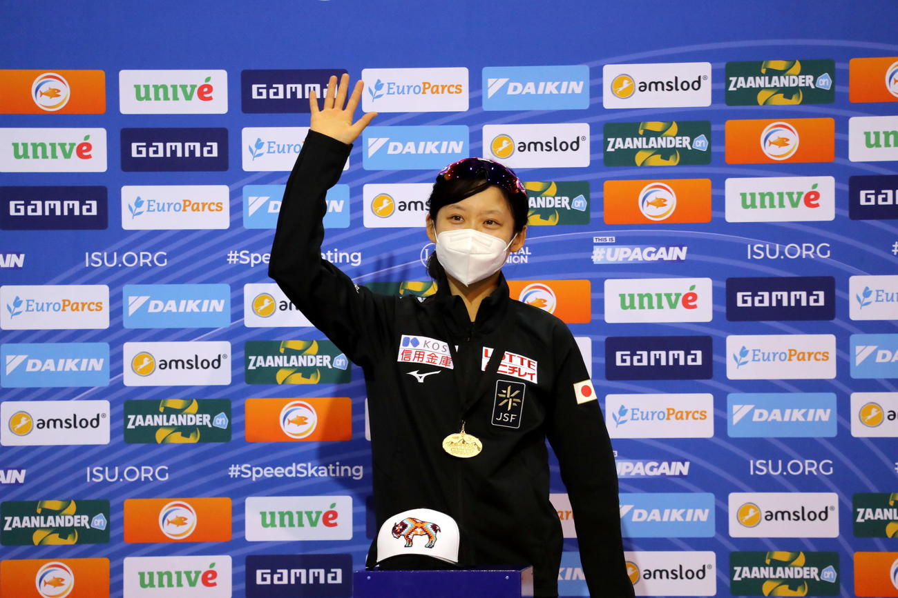 女子1500メートルを制した高木美は金メダルを首に掛け声援に応じる（撮影・三須一紀）