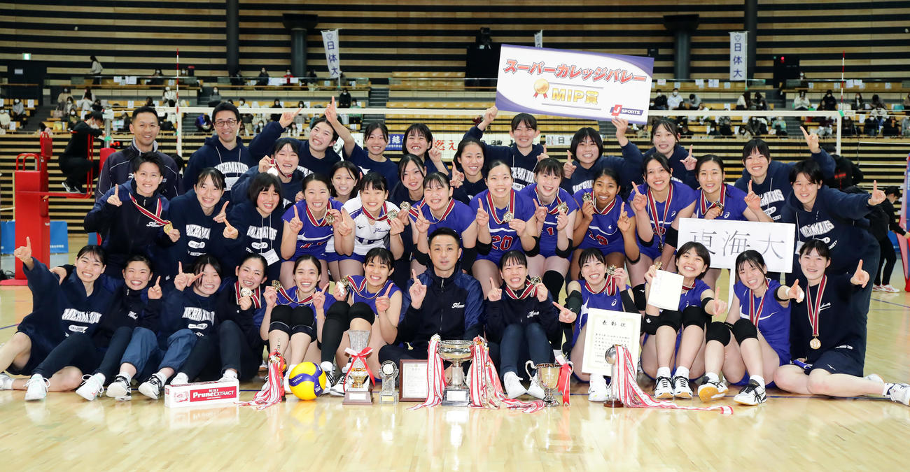 日体大を破って優勝した東海大の選手たちは笑顔で記念撮影する（撮影・浅見桂子）