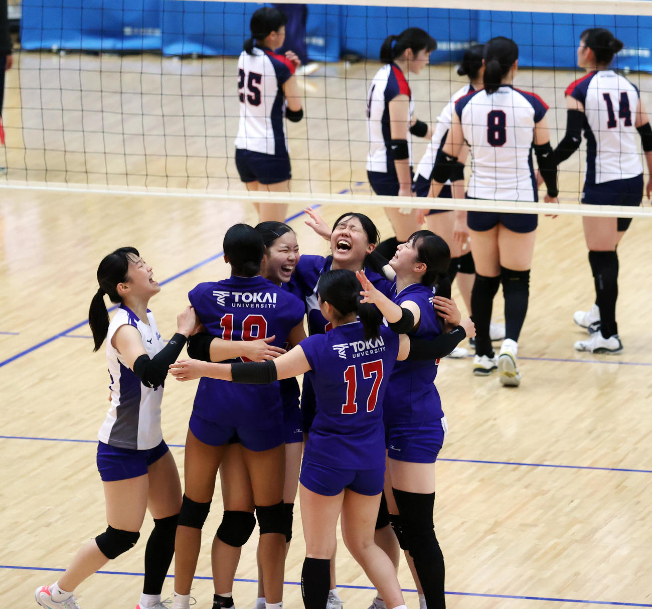 3－0のストレートで優勝を決めた瞬間、喜びを爆発させる東海大（手前）と肩を落とす日体大（撮影・浅見桂子）