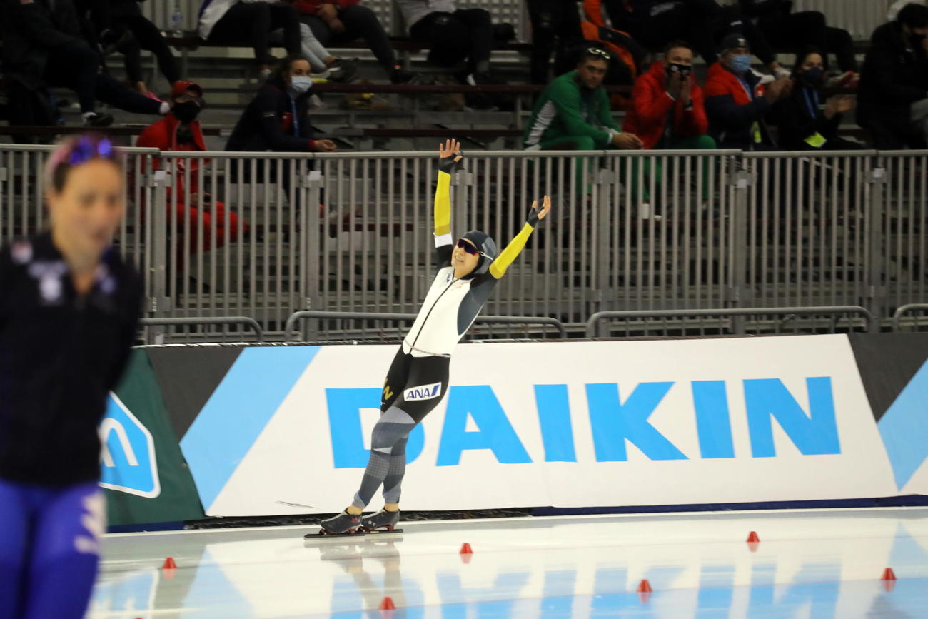 女子1500メートルで1分50秒台を切り両手を天に挙げて喜ぶ高木美（撮影・三須一紀）