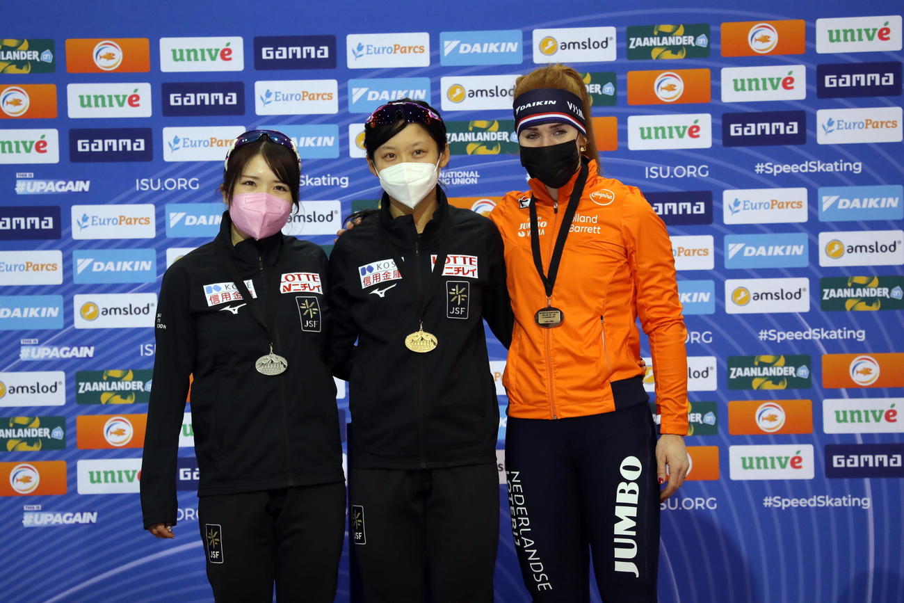 女子1500メートルを制した高木美（中央）と2位の佐藤（左）が表彰式で記念撮影に応じる（撮影・三須一紀）