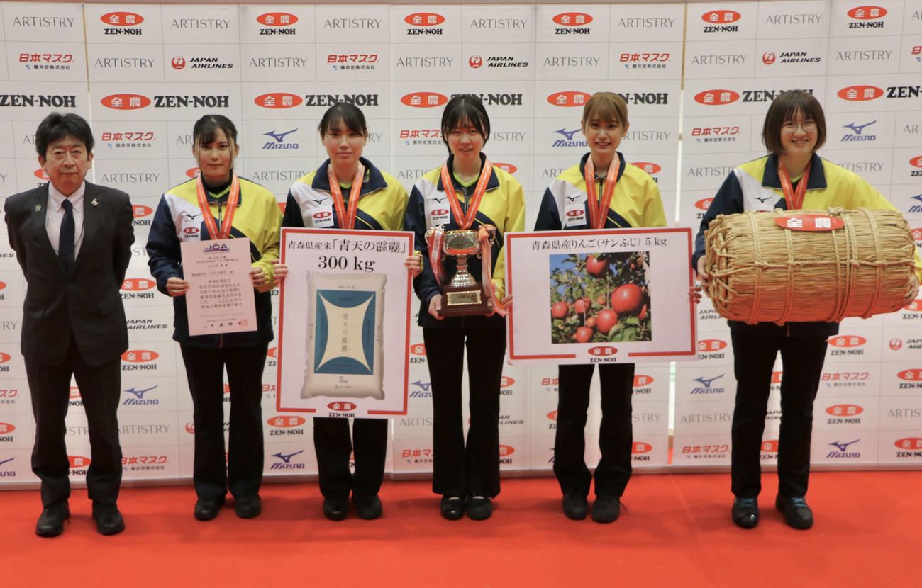 JA全農新妻成一広報・調査部長（左）と女子優勝チームの帯広畜産大