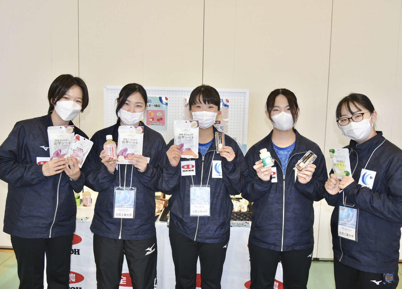 食材を手に笑顔の選手（全農提供）