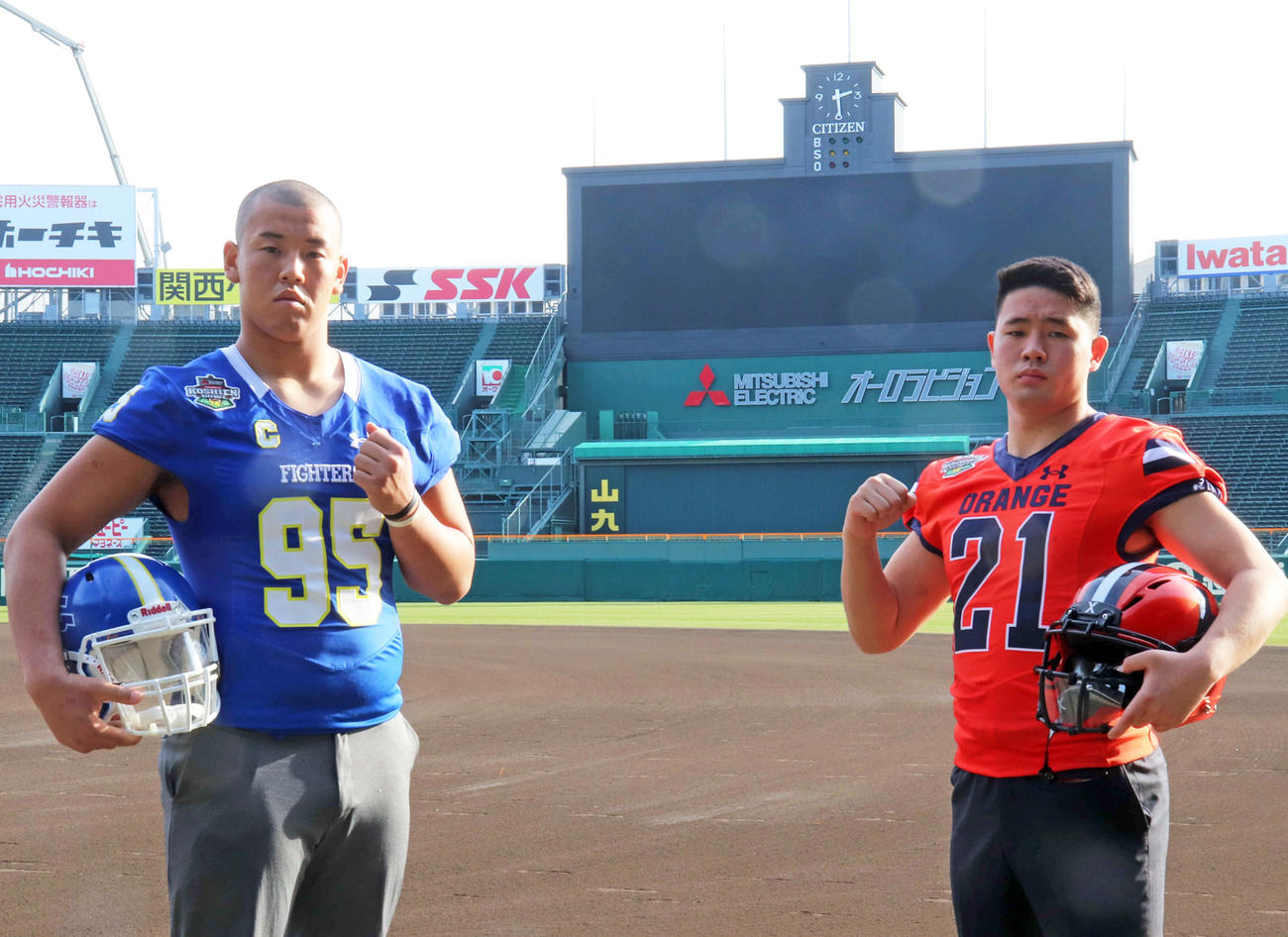 フォトセッションを受ける関学大DL青木勇輝主将（4年）（左）と法大LB太田成哉（4年）（右）（撮影・三宅ひとみ）