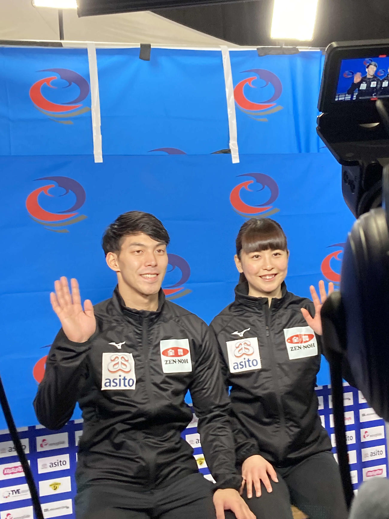 公式練習が行われた4日に取材対応したカーリング混合ダブルス日本代表の谷田と松村千（C）JCA