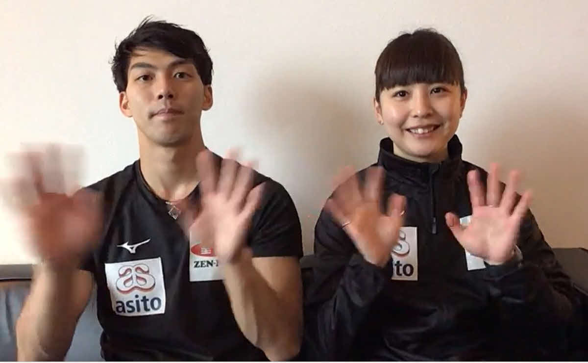 日本のファンに手を振るカーリング混合ダブルス日本代表の谷田（左）と松村千(C)JCA