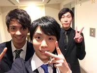 2016年NHK杯で同期3人仲良く写真に映る、左から日野龍樹、羽生結弦、田中刑事（日野提供）