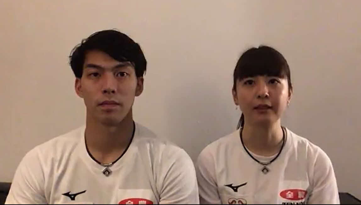 試合を振り返るカーリング混合ダブルス日本代表の谷田康真（左）と松村千秋（C）JCA