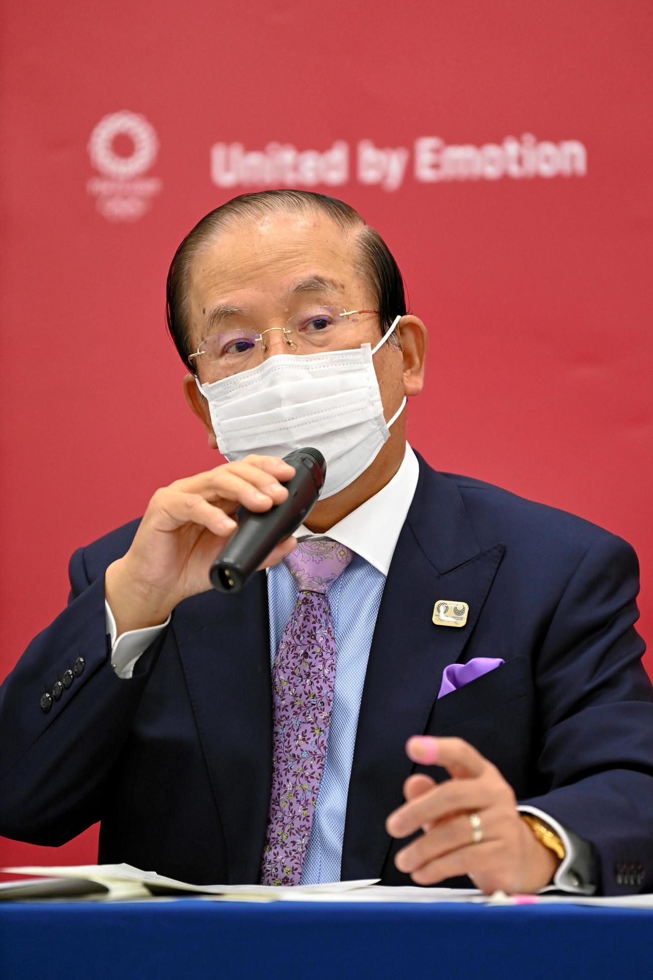 IOC理事会でのプレゼンテーション後、報道陣の質問に答える東京五輪・パラリンピック大会組織委の武藤事務総長（代表撮影）