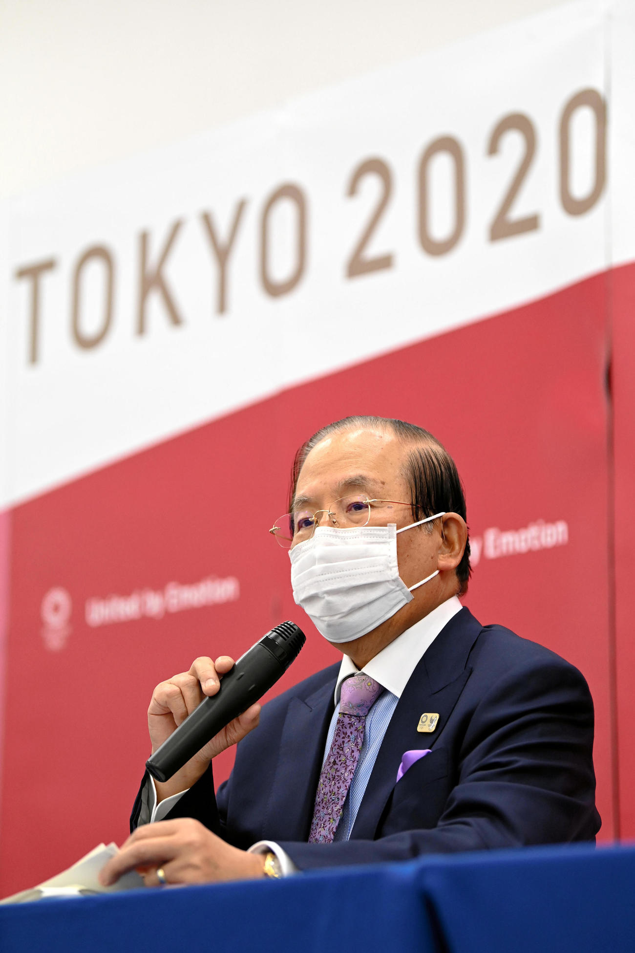 IOC理事会でのプレゼンテーション後、記者会見で話す東京五輪・パラリンピック大会組織委の武藤事務総長（代表撮影）