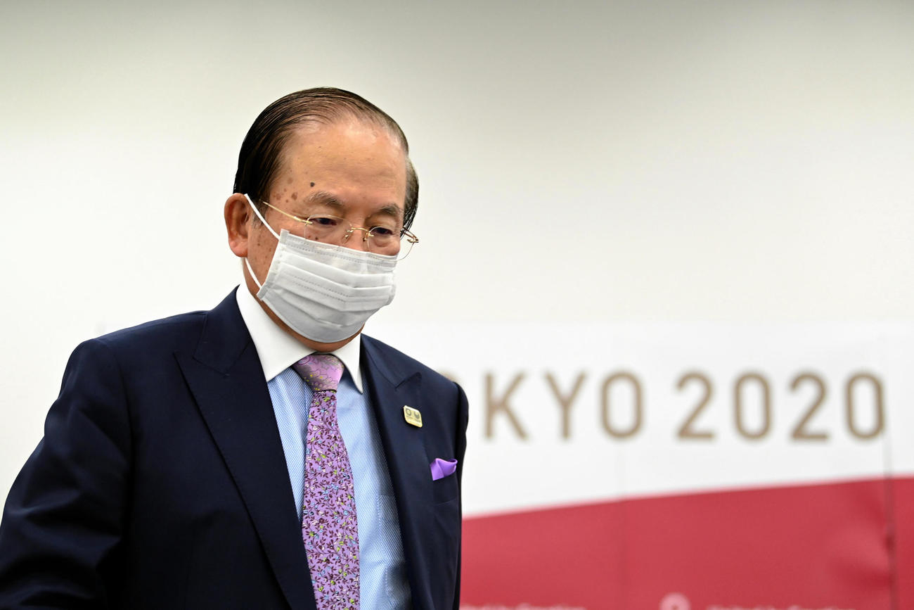 IOC理事会でのプレゼンテーション後、記者会見を終えて退席する東京五輪・パラリンピック大会組織委の武藤事務総長（代表撮影）