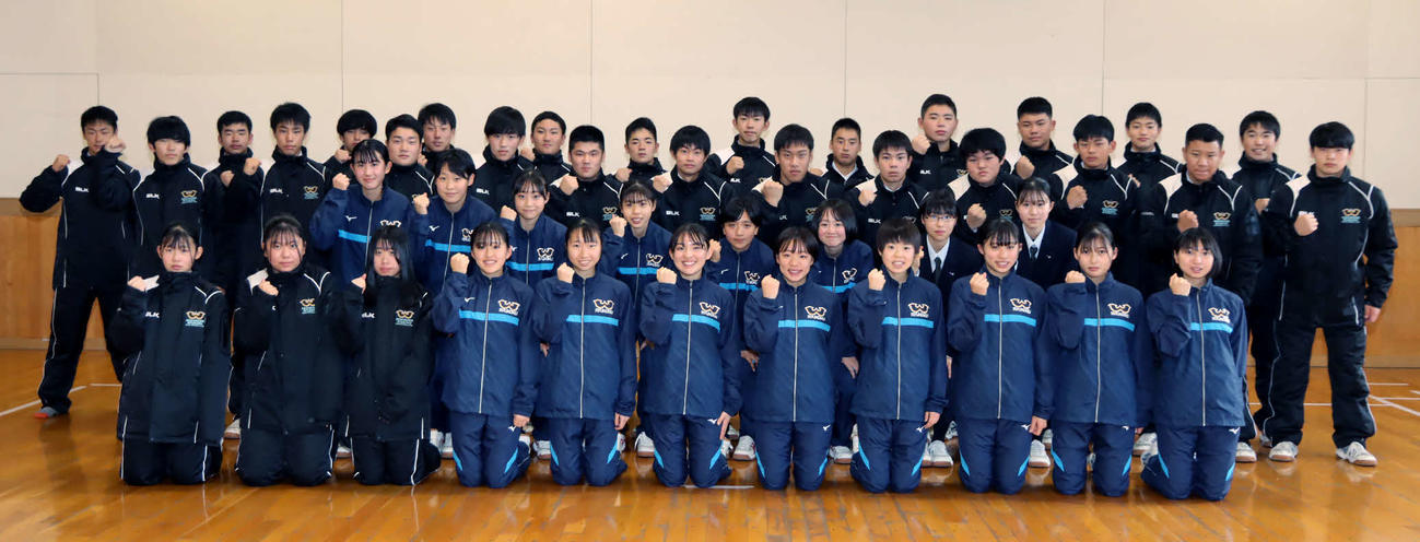 壮行会でガッツポーズの旭川龍谷陸上部とラグビー部の選手たち（同校提供）