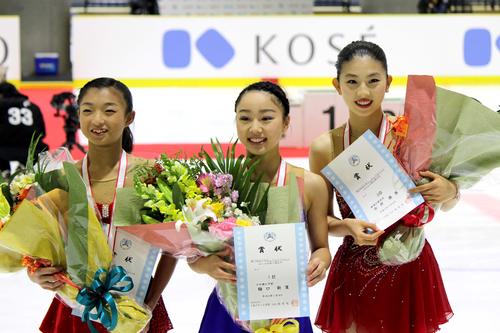 全日本ジュニア選手権3位に入り、優勝した樋口新葉（中央）、2位坂本花織（左）と一緒に表彰される永井優香＝2014年11月24日