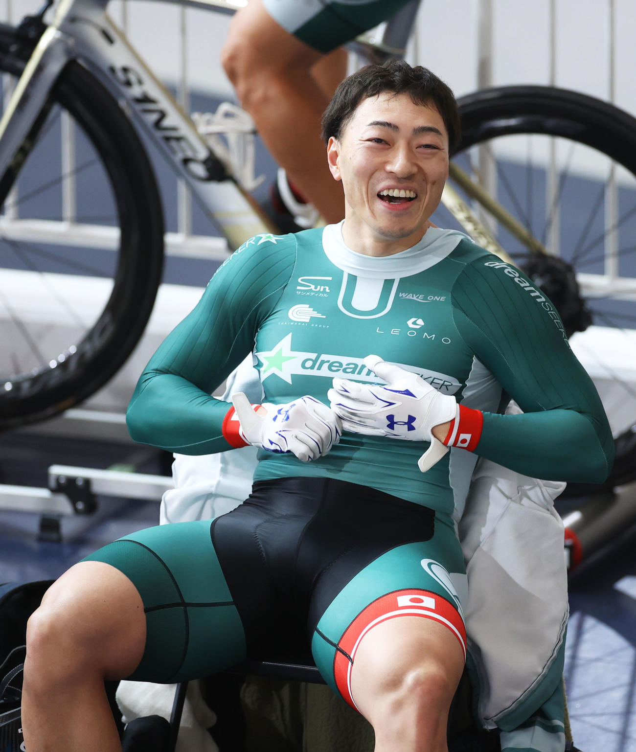 男子タイムトライアルを終え、笑顔を見せる新田（撮影・河田真司）