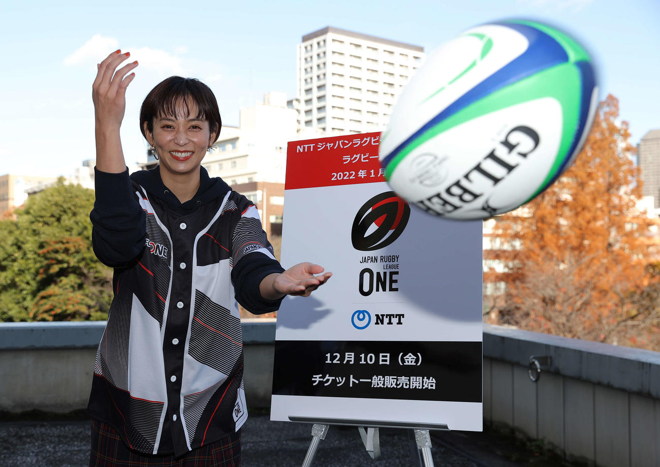 ジャパンラグビーリーグワンPRのため日刊スポーツを訪れ笑顔でパスを出すオフィシャルサポーターの依吹怜（撮影・河野匠）