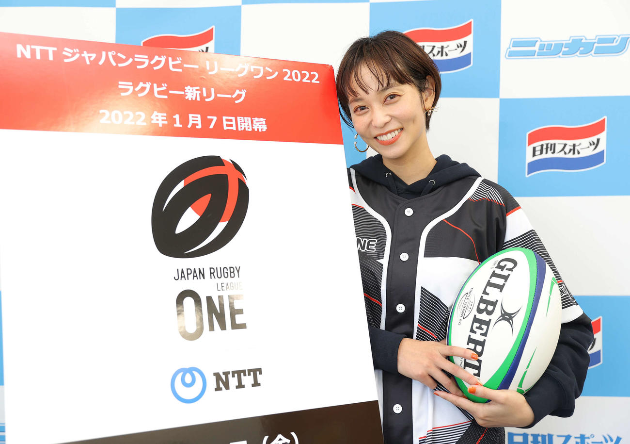 ジャパンラグビーリーグワンPRのため日刊スポーツを訪れたオフィシャルサポーターの依吹怜（撮影・河野匠）