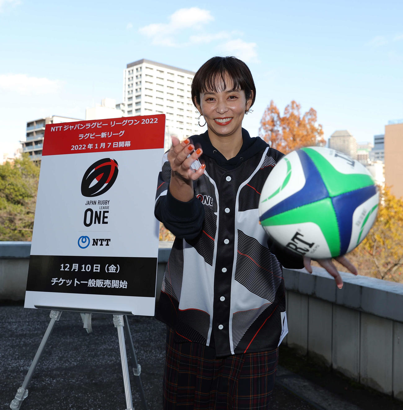 ジャパンラグビーリーグワンPRのため日刊スポーツを訪れ笑顔でパスを出すオフィシャルサポーターの依吹怜（撮影・河野匠）