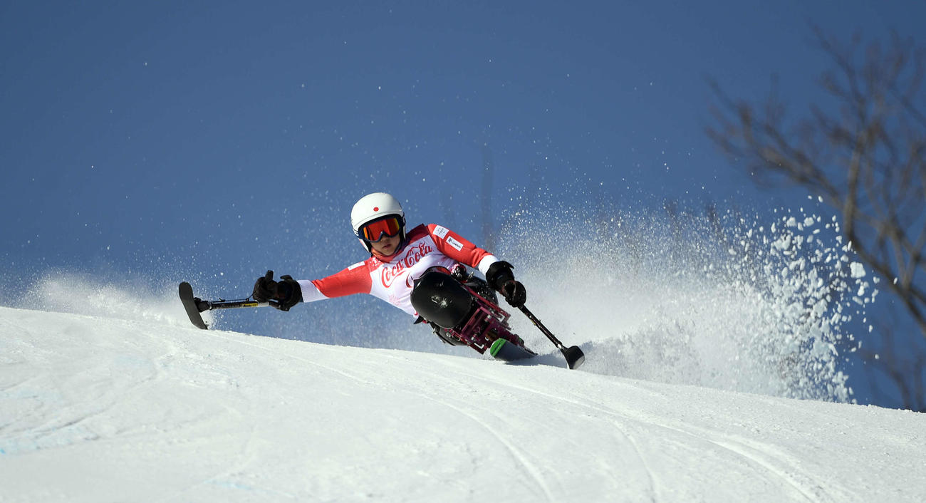 18年3月、平昌パラリンピックのアルペンスキー女子スーパー大回転（座位）で滑走する村岡
