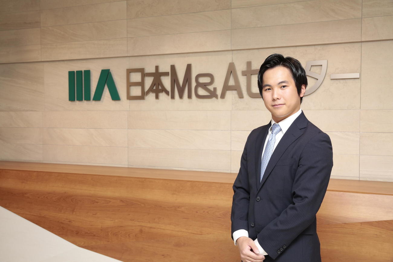勤務先で引き締まった表情を見せる本田太一さん（株式会社日本M＆Aセンター提供）